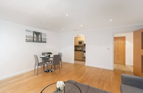 Barnet Apartamento | Skyvillion - Amplio apartamento de 2 habitaciones con balcón en Barnet