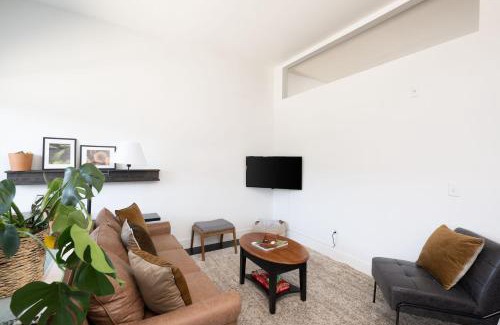 Milwaukee Apartamento | Skywalk to Fiserv 1BR with Rooftop, Gym, and Parking