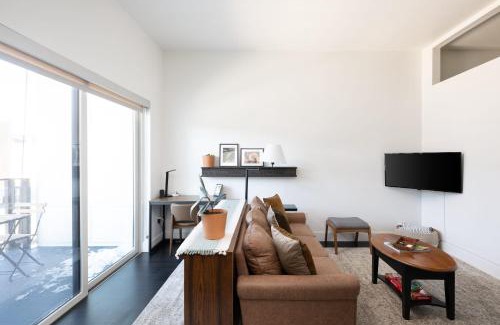 Milwaukee Apartamento | Skywalk to Fiserv 1BR with Rooftop, Gym, and Parking
