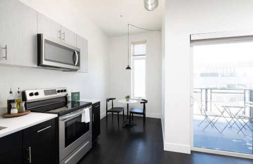 Milwaukee Apartamento | Skywalk to Fiserv 1BR with Rooftop, Gym, and Parking