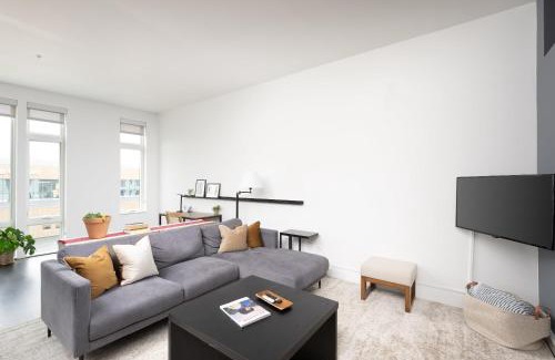 Milwaukee Apartamento | Skywalk to Fiserv 1BR with Rooftop, Gym, and Parking