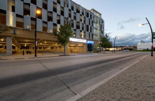 Milwaukee Apartamento | Skywalk to Fiserv 1BR with Rooftop, Gym, and Parking