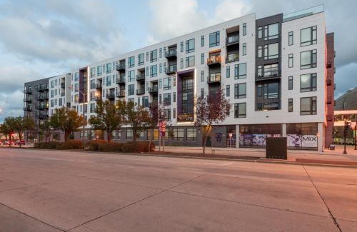 Milwaukee Apartamento | Skywalk to Fiserv 1BR with Rooftop, Gym, and Parking