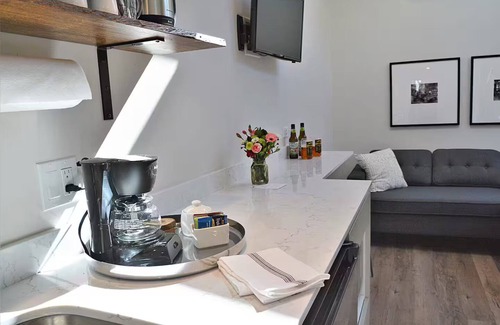 Alphabet Historic District Apartamento | Slabtown Village - 3 Tiny houses in NW Portland with AC, WiFi & Free Parking!