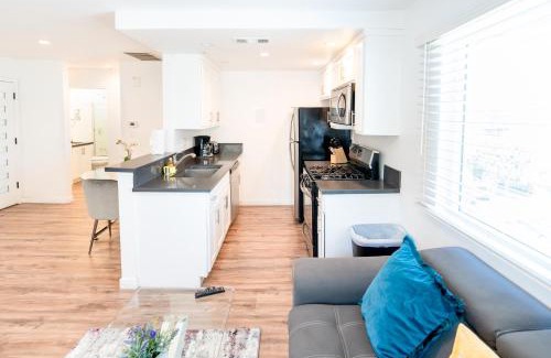Wilshire Apartamento | Sleek 1-Bedroom Apartment with AC & gated Parking space