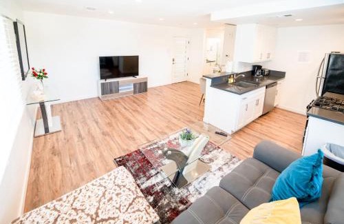 Wilshire Apartamento | Sleek 1-Bedroom Apartment with AC & gated Parking space
