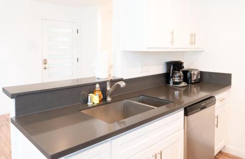 Wilshire Apartamento | Sleek 1-Bedroom Apartment with AC & gated Parking space