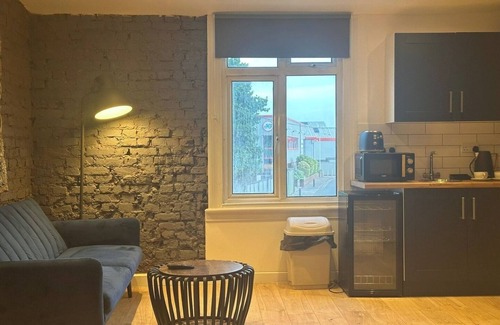Yiewsley Apartamento | Sleek 1BD Retreat Near Heathrow and Elizabeth Line