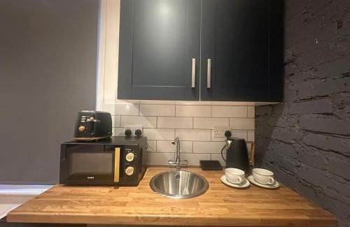 Yiewsley Apartamento | Sleek 1BD Retreat Near Heathrow & Elizabeth Line