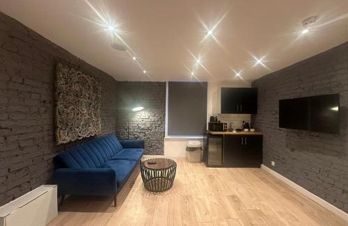 Yiewsley Apartamento | Sleek 1BD Retreat Near Heathrow & Elizabeth Line