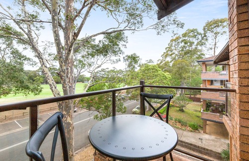 North Parramatta Apartamento | Sleek 2-Bed Unit in Quiet Street by Belmore Park