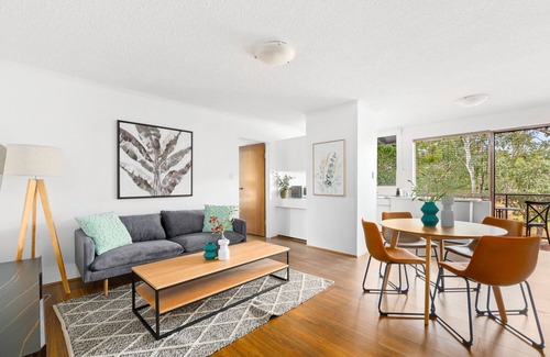 North Parramatta Apartamento | Sleek 2-Bed Unit in Quiet Street by Belmore Park