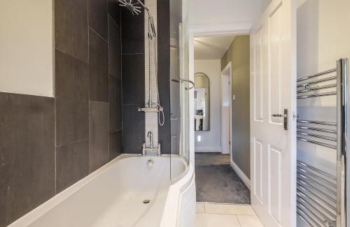 Ainley Top Casa | Sleek 2B/1B Retreat in Lindley, Huddersfield