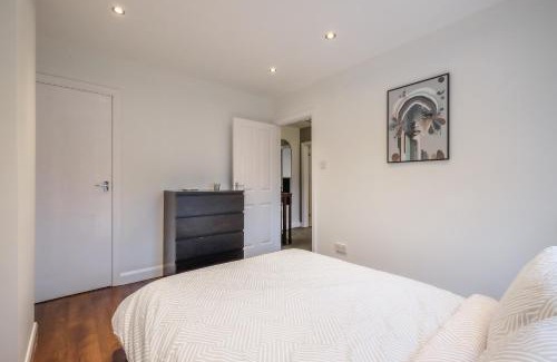 Ainley Top Casa | Sleek 2B/1B Retreat in Lindley, Huddersfield