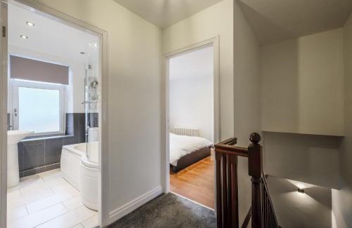 Ainley Top Casa | Sleek 2B/1B Retreat in Lindley, Huddersfield
