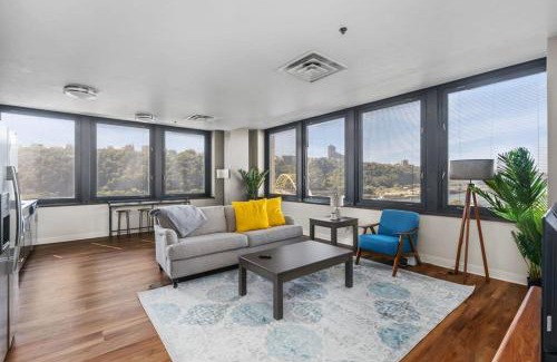 Downtown Pittsburgh Apartamento | Sleek 2BR Downtown Retreat with Gym