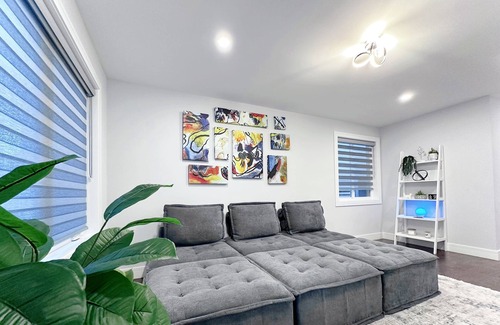 Irving Park Apartamento | Sleek 3BR: Minimalist Style, Fire Pit, 65-inch TV, & Tech-Ready!