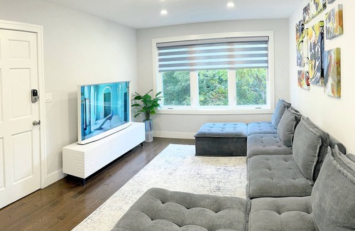 Irving Park Apartamento | Sleek 3BR: Minimalist Style, Fire Pit, 65-inch TV, & Tech-Ready!