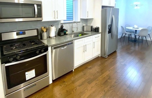 Irving Park Apartamento | Sleek 3BR: Minimalist Style, Fire Pit, 65-inch TV, & Tech-Ready!