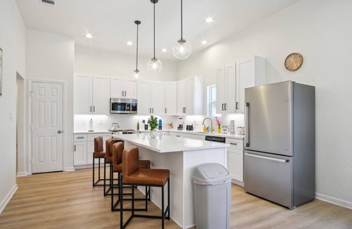 Denver Heights Cabaña | Sleek 4br/3ba Urban Living w/ Downtown Views!