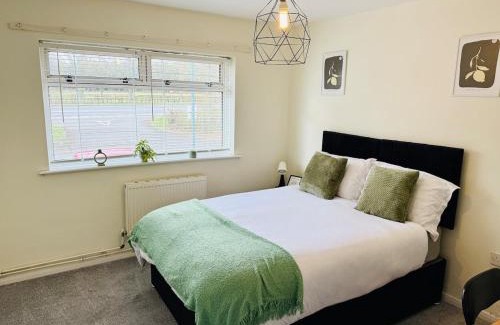 Bramcote Casa | Sleek 4BR Home - Lace Market, Uni, QMC, City Centre & M1 - Sleeps 8