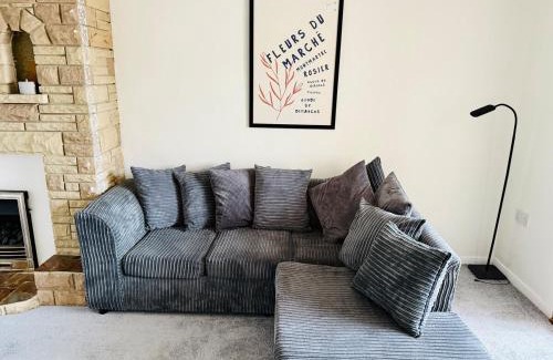 Bramcote Casa | Sleek 4BR Home - Lace Market, Uni, QMC, City Centre & M1 - Sleeps 8