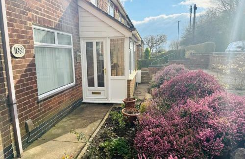 Bramcote Casa | Sleek 4BR Home - Lace Market, Uni, QMC, City Centre & M1 - Sleeps 8