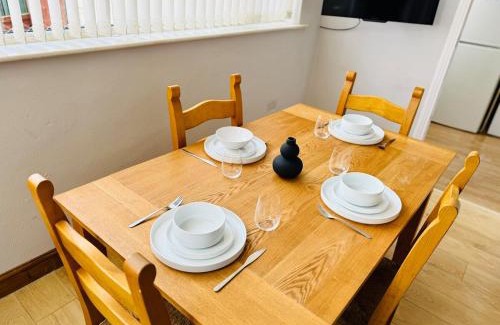 Bramcote Casa | Sleek 4BR Home - Lace Market, Uni, QMC, City Centre & M1 - Sleeps 8