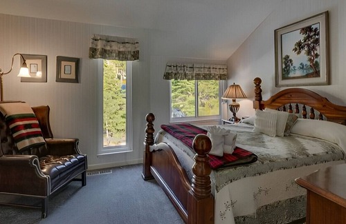 Carnelian Woods Casa | Sleek 4BR House for Groups w/ Beautiful Lake View!