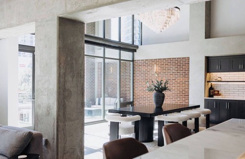Uptown Condominio | Sleek and Spacious Executive Loft with Full Bar, Theater Room, Fitness Room