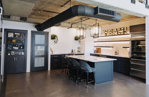 Uptown Condominio | Sleek and Spacious Executive Loft with Full Bar, Theater Room, Fitness Room