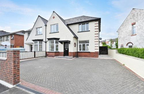 Bolton Casa | Sleek and Stylish 3 Bed in Bolton - Garden - Parking