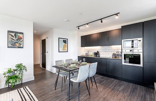 College Park and Old Oak Apartamento | Sleek and Stylish 9th Floor Apartment
