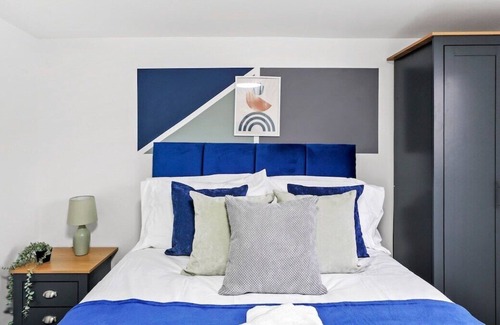 Gabalfa Apartamento | Sleek and Stylish Central Card