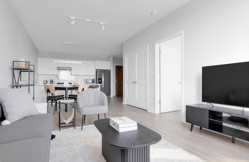 Arlington Heights Apartamento | Sleek Arlington Heights 1BR w/ Gym & Lounge, near Metra, by Blueground