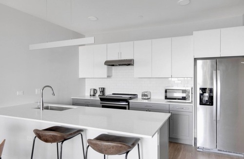 Arlington Heights Apartamento | Sleek Arlington Heights 1BR w/ Gym & Lounge, near Metra, by Blueground