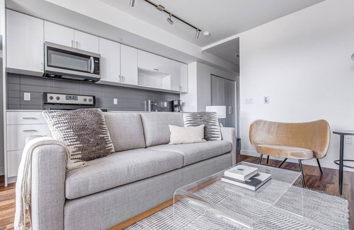 Wilburton Apartamento | Sleek Bellevue 1BR w/ BBQ, Gym, W/D, near Spring District, by Blueground