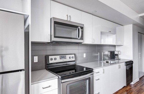 Wilburton Apartamento | Sleek Bellevue 1BR w/ BBQ, Gym, W/D, near Spring District, by Blueground