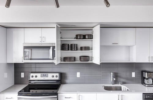 Wilburton Apartamento | Sleek Bellevue 1BR w/ BBQ, Gym, W/D, near Spring District, by Blueground