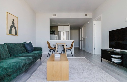 Woodmont Triangle Apartamento | Sleek Bethesda 1BR w/ Gym & W/D, near Restaurants, by Blueground
