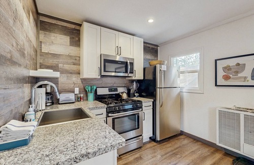 Lakeside Park Cabina | Sleek Bungalow with Hot Tub | 3 Blocks to Heavenly Gondola, 12 Mins to Beach