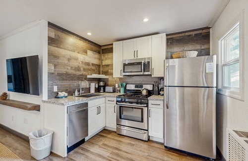 Lakeside Park Cabina | Sleek Bungalow with Hot Tub | 3 Blocks to Heavenly Gondola, 12 Mins to Beach