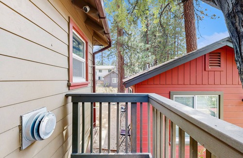 Lakeside Park Cabina | Sleek Bungalow with Hot Tub | 3 Blocks to Heavenly Gondola, 12 Mins to Beach