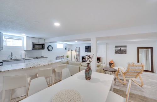Castlewood Apartamento | Sleek & Central Centennial Apartment w/ Fireplace!