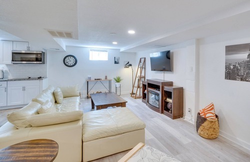 Castlewood Apartamento | Sleek & Central Centennial Apartment w/ Fireplace!