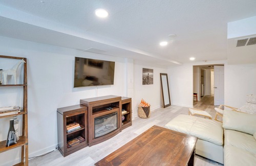 Castlewood Apartamento | Sleek & Central Centennial Apartment w/ Fireplace!
