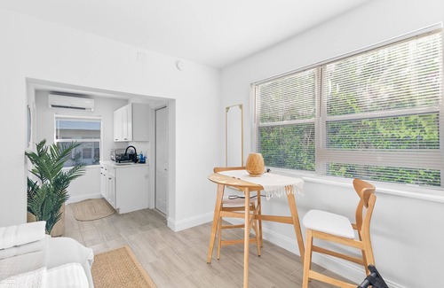 Flamingo Parks Casa | Sleek & Cozy Studio: Freshly Renovated