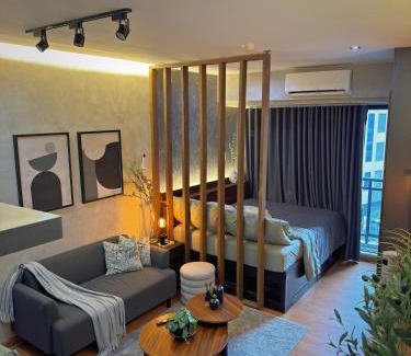 Downtown Apartamento | Sleek Designer Studio at Knightsbridge Residences