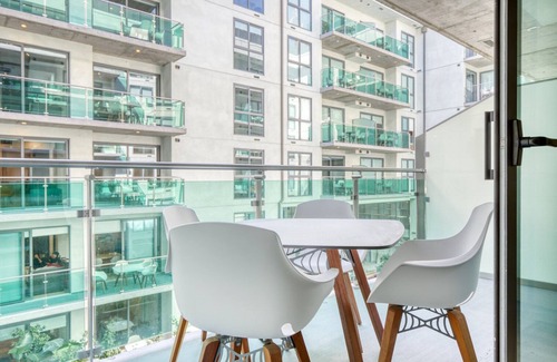 City West Apartamento | Sleek Downtown 1BR w/ Pool, Gym & W/D near Staples Center, by Blueground (LAX 542)