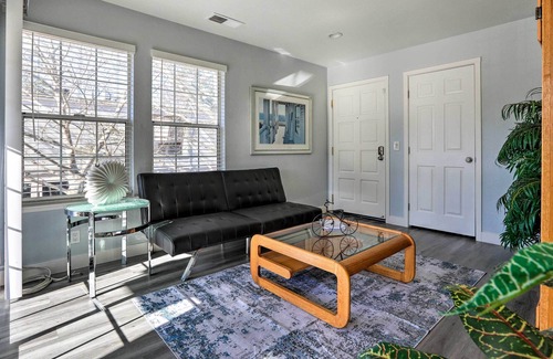 Davis Apartamento | Sleek Downtown Apt: Balcony, Walk to UC Davis